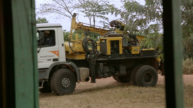 Video Reference: Land vehicle, Vehicle, Mode of transport, Construction equipment, Transport, Commercial vehicle, Crane, Truck, Car, Tree