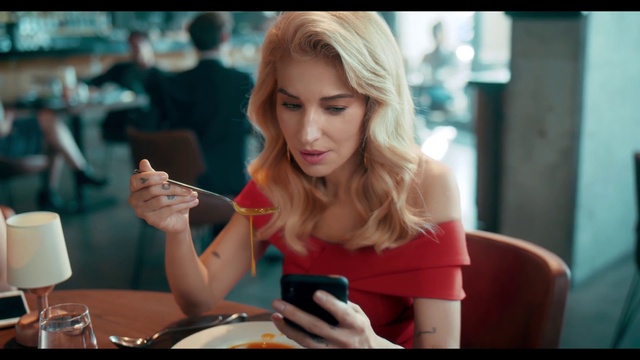 Video Reference: Beauty, Blond, Lip, Technology, Electronic device, Gadget, Photography, Smartphone, Mobile phone, Brown hair