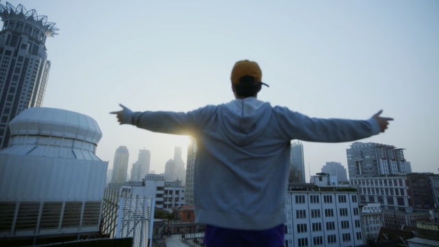 Video Reference: sky, landmark, daytime, urban area, building, skyscraper, city, morning, tourist attraction, tourism, Person