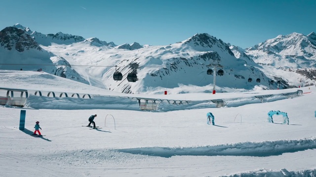 Video Reference: Snow, Piste, Mountain range, Winter sport, Mountain, Glacial landform, Skiing, Recreation, Geological phenomenon, Winter