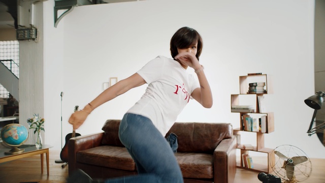 Video Reference: Leg, Furniture, Sitting, Shoulder, Room, Joint, Living room, Human body, Knee, Thigh, Person