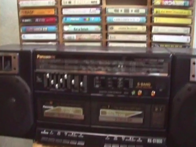 Video Reference: Electronics, Technology, Boombox, Electronic device, Media player, Stereophonic sound, Cassette deck, Radio, Radio receiver