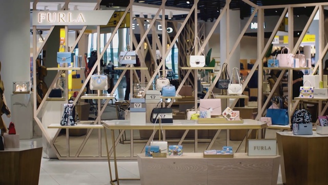 Video Reference: Toolroom, Person, Indoor, Table, Chair, Room, Sitting, Computer, Laptop, Living, Desk, Kitchen, Wooden, White, Large, Standing, Keyboard, Group, People, Display, Man, Bed, Laying, Floor, Furniture, Art, Text, Shelf, Engineering