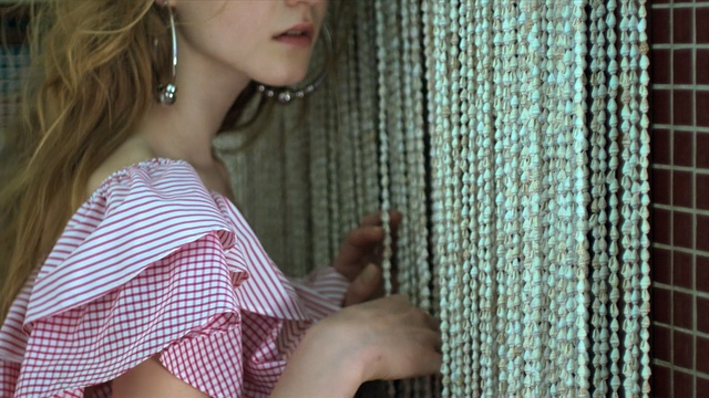 Video Reference: hair, human hair color, beauty, girl, shoulder, hairstyle, blond, black hair, long hair, pattern