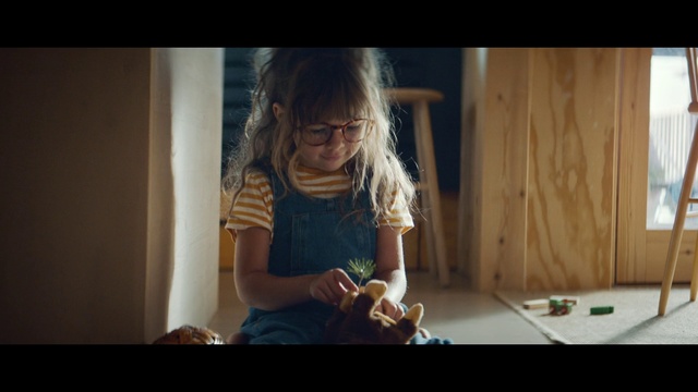 Video Reference: Hair, Facial expression, Lady, Eyewear, Arm, Sitting, Hairstyle, Fun, Skin, Human