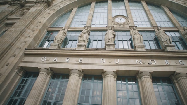 Video Reference: Architecture, Classical architecture, Building, Landmark, Facade, Daytime, Daylighting, Window, Arch, Commercial building, Person