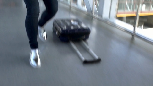 Video Reference: Floor, Flooring, Leg, Hardwood, Footwear, Human leg, Thigh, Wood, Shoe, Physical fitness