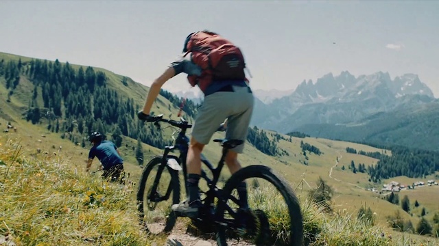 Video Reference: Land vehicle, Cycling, Cycle sport, Bicycle, Vehicle, Mountain biking, Downhill mountain biking, Mountain bike, Outdoor recreation, Mountain bike racing