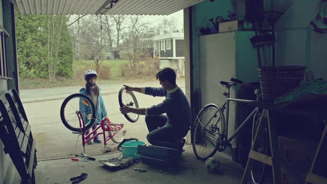 Video Reference: Bicycle, Bicycle wheel, Vehicle, Mode of transport, Spoke, Sports equipment, Bicycle accessory