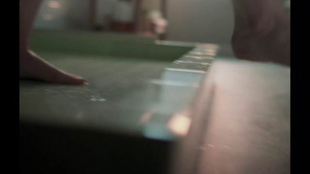 Video Reference: Skin, Green, Light, Finger, Hand, Leg, Arm, Human leg, Snapshot, Joint