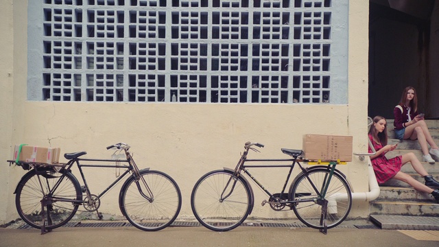 Video Reference: Bicycle, Bicycle wheel, Bicycle handlebar, Vehicle, Bicycle part, Wall, Yellow, Bicycle accessory, Bicycle frame, Text