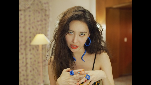 Video Reference: Hair, Skin, Lip, Beauty, Eyebrow, Brown hair, Lady, Nose, Hairstyle, Eye, Person