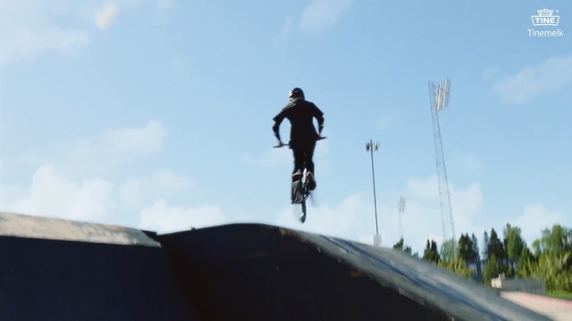 Video Reference: Freestyle bmx, Extreme sport, Cycle sport, Bicycle motocross, Recreation, Bmx bike, Vehicle, Cycling, Sports, Stunt, Person