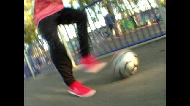 Video Reference: Freestyle football, Ball, Soccer ball, Human leg, Leg, Street stunts, Fun, Sports, Photography, Sports equipment