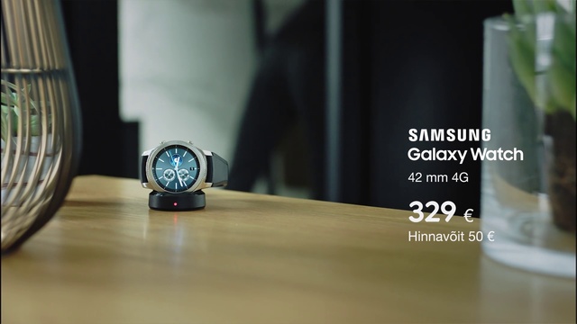 Video Reference: Watch, Product, Close-up, Wrist, Photography, Electronic device, Glass, Macro photography, Gadget, Fashion accessory