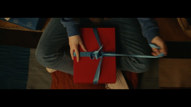 Video Reference: Red, Arm, Hand, Joint, Textile, Leg, Human leg, Leather, Person