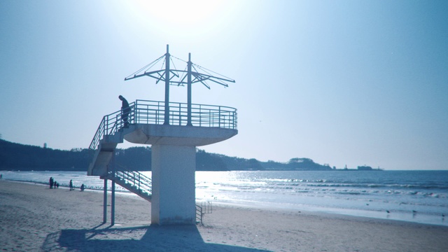 Video Reference: Water, Sea, Observation tower, Ocean, Pier, Sky, Tower, Beacon, Nonbuilding structure, Wave