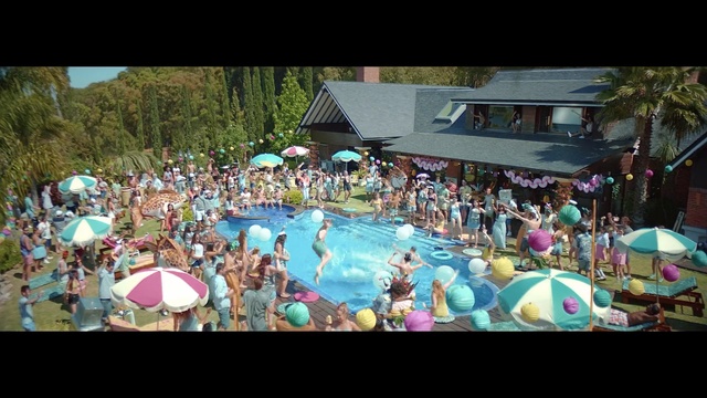 Video Reference: People, Crowd, Water, Leisure, Fun, Event, Festival, Public event, Tourism, Swimming pool