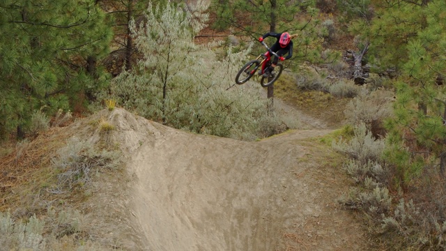 Video Reference: Bicycle, Vehicle, Mountain bike, Trail, Cycle sport, Downhill mountain biking, Mountain biking, Soil, Freeride, Mountain bike racing
