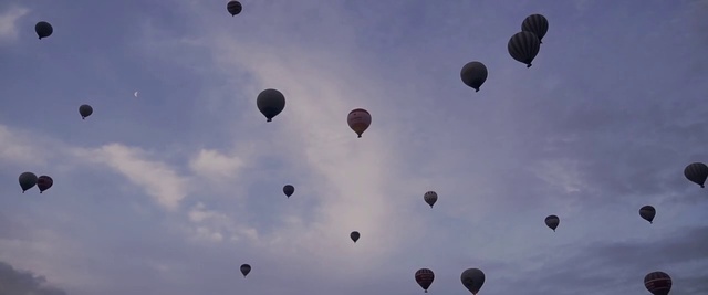 Video Reference: Hot air balloon, Hot air ballooning, Sky, Balloon, Vehicle, Atmosphere, Air sports, Cloud, Recreation, Aerostat