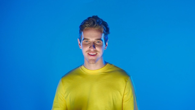 Video Reference: Blue, Facial expression, Yellow, Smile, Electric blue, T-shirt, Sky, Fun, Neck, Photography, Person