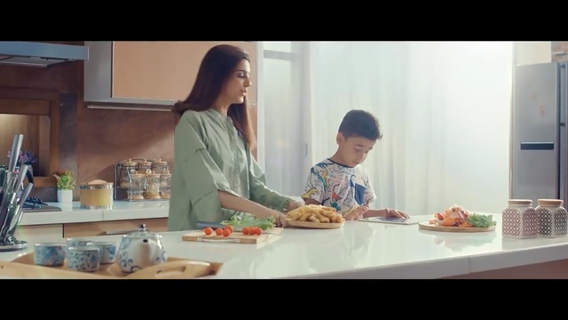 Video Reference: Meal, Eating, Human, Room, Conversation, Food, Brunch, Lunch, Cooking, Sitting