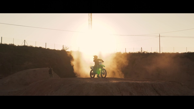 Video Reference: Stunt performer, Sky, Atmospheric phenomenon, Morning, Mode of transport, Screenshot, Atmosphere, Photography, Stunt, Vehicle