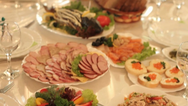 Video Reference: meal, food, dish, appetizer, brunch, cuisine, hors d oeuvre, meze, breakfast, supper, Person