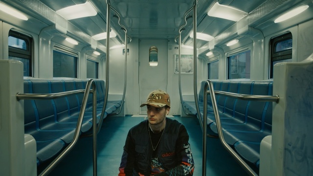 Video Reference: transport, public transport, passenger, rapid transit, vehicle, train, Person