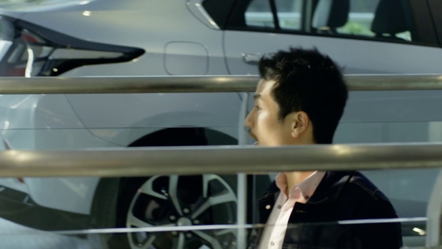 Video Reference: Vehicle door, Automotive design, Vehicle, Automotive exterior, Car, Automotive window part, Family car, Auto part, Glass, Windshield