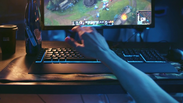 Video Reference: Laptop, Electronic device, Technology, Personal computer, Netbook, Multimedia, Computer hardware, Touchpad, Display device, Computer