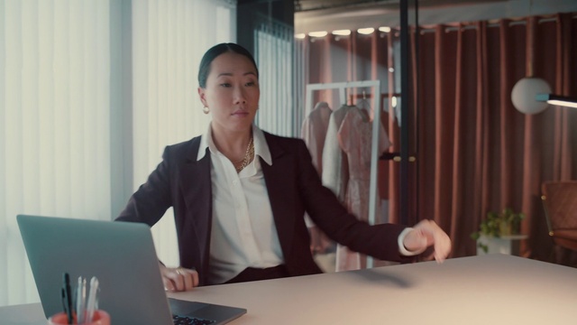 Video Reference: White-collar worker, Job, Businessperson, Employment, Suit, Office, Management, Conversation, Business, Interior design