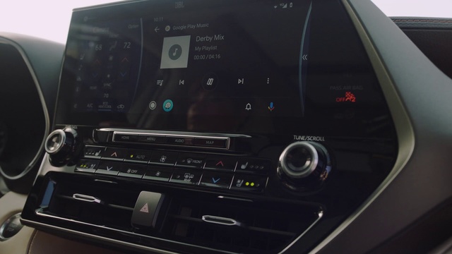 Video Reference: Personal luxury car, Vehicle, Car, Luxury vehicle, Mid-size car, Technology, Executive car, Electronics, Multimedia, Center console