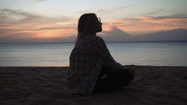 Video Reference: sea, sky, ocean, horizon, sunrise, vacation, sunset, calm, sitting, girl, Person
