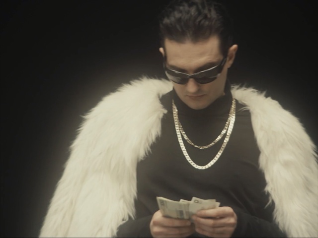 Video Reference: Fur, Eyewear, Fur clothing, Cool, Glasses, Fashion, Human, Vision care, Outerwear, Sunglasses, Person