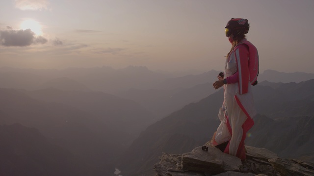 Video Reference: mountainous landforms, sky, mountain, cloud, ridge, mountain range, morning, sunrise, hill station, terrain