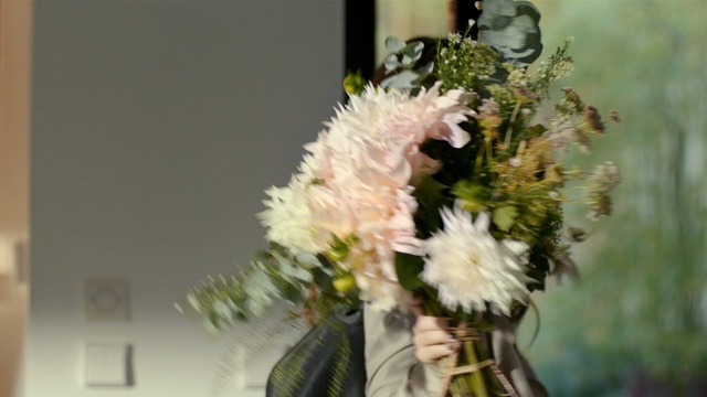 Video Reference: Flower, Flower Arranging, Floristry, Bouquet, Floral design, Cut flowers, Plant, Centrepiece, Art, Flowering plant