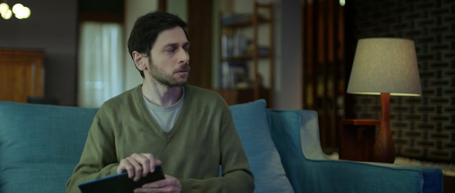 Video Reference: Conversation, Sitting, Room, Fun, Screenshot, Adaptation, Electronic device, Reading, White-collar worker, Person