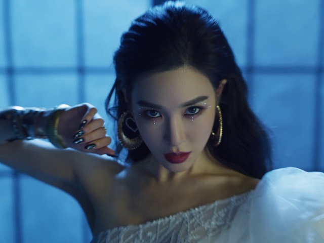 Video Reference: Hair, Face, Lip, Beauty, Eyebrow, Lady, Blue, Skin, Head, Hairstyle