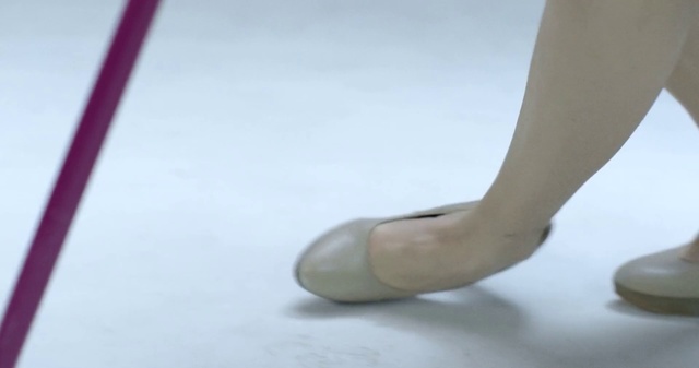 Video Reference: Leg, Footwear, Ankle, Human leg, Joint, Hand, Shoe, Foot, Finger, Beige