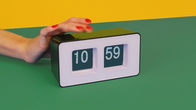 Video Reference: Digital clock, Product, Clock, Hand, Electronics, Technology, Finger, Radio clock, Interior design, Number