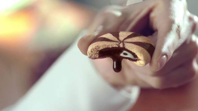 Video Reference: Close-up, Brown, Lip, Hand, Leaf, Finger, Macro photography, Photography, Plant, Sweetness