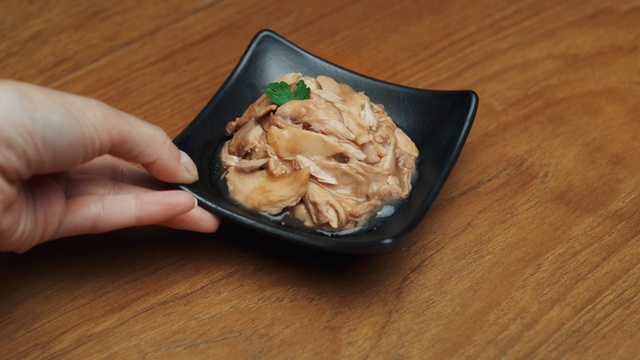 Video Reference: Dish, Cuisine, Food, Ingredient, Produce, Recipe, Shiokara, Comfort food, Side dish, Table, Indoor, Wooden, Sitting, Plate, Black, Cake, Small, Fork, Holding, Bowl, Fruit, Desk, Keyboard, Knife, Cutting, Broccoli, Floor, Fast food, Meal, Breakfast, Bread, Dinner