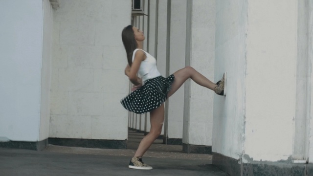 Video Reference: Human leg, Leg, Shoulder, Joint, Arm, Snapshot, Knee, Footwear, Hip, Human body, Person