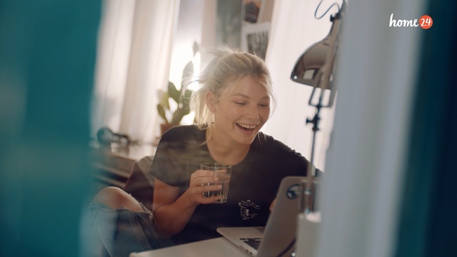 Video Reference: Blond, Fun, Smile, Happy, Sitting