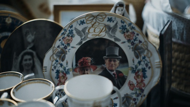 Video Reference: Porcelain, Tableware, Ceramic, Serveware, Dishware, Dinnerware set, Blue and white porcelain, Saucer, Person