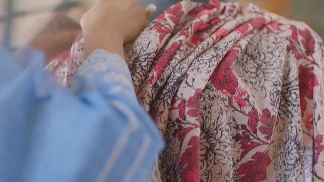 Video Reference: textile, outerwear, scarf, pattern, wool