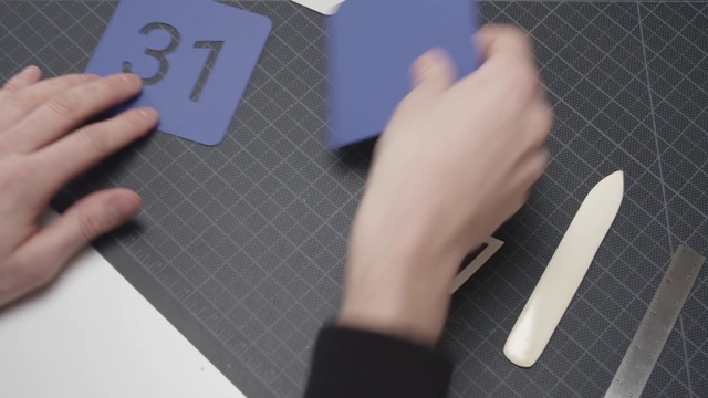 Video Reference: Finger, Hand, Design, Material property, Nail, Thumb, Paper, Pattern, Gesture