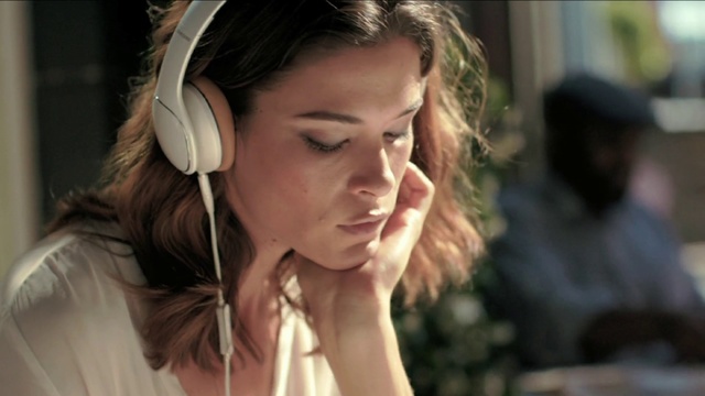 Video Reference: Hair, Face, Ear, Audio equipment, Hairstyle, Nose, Beauty, Chin, Organ, Forehead