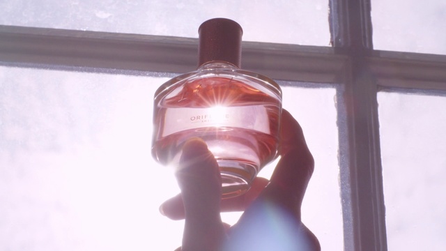 Video Reference: Light, Perfume, Water, Hand, Glass, Bottle, Water bottle, Transparent material